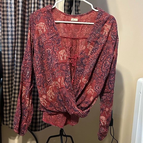 Hollister V- Neck elephant blouse - Picture 1 of 4